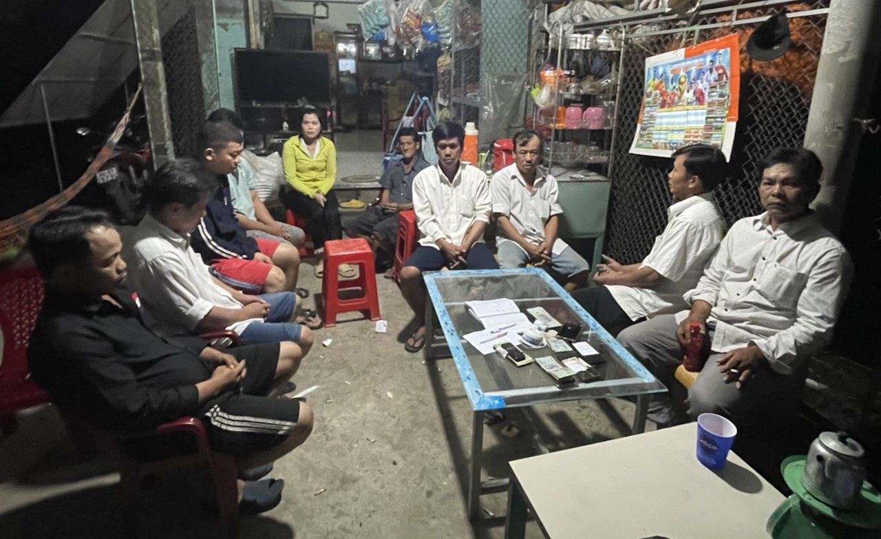 Nguoi phu nu to chuc ca do World Cup 2022 tai tiem tap hoa hinh anh