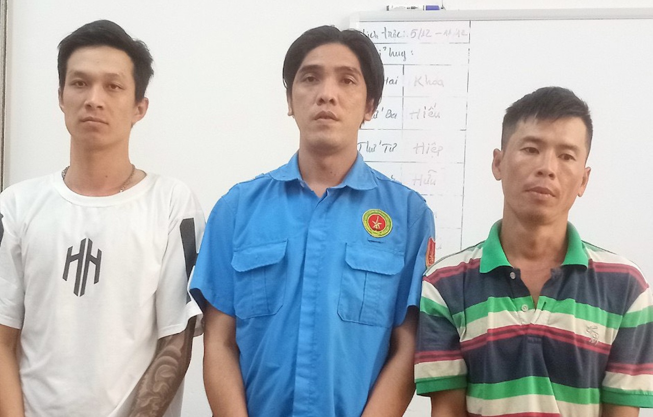 Day nan nhan xuong song roi cuop xe tay ga hinh anh