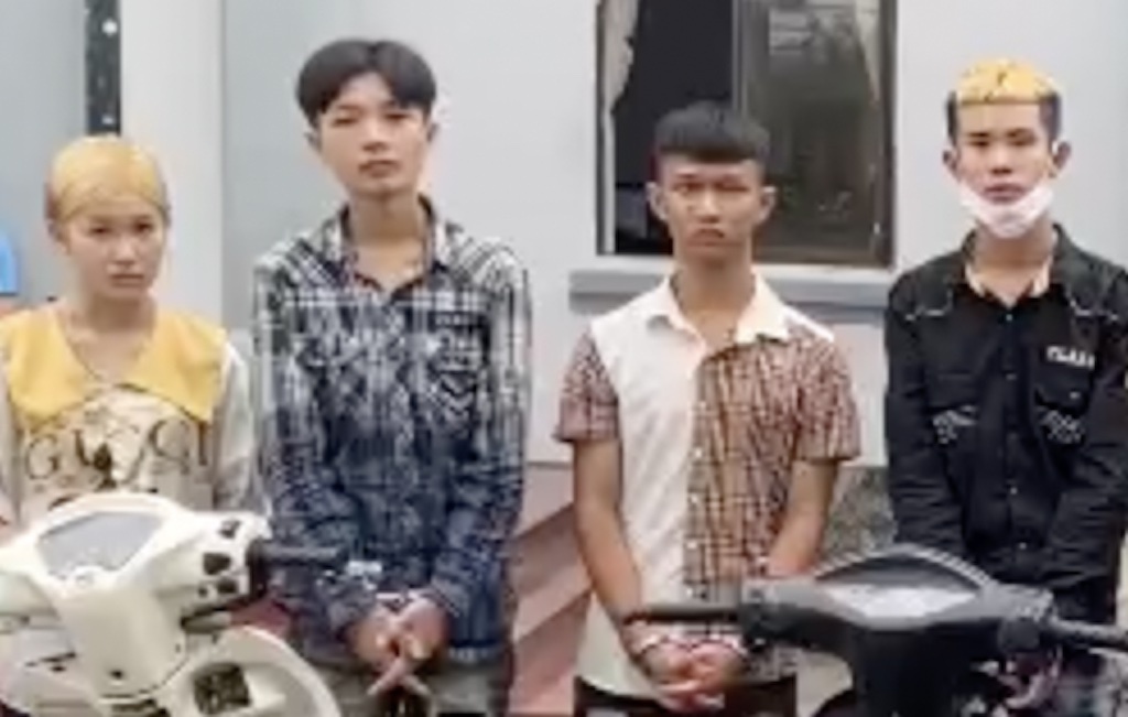 Nhom cuop xe may bi canh sat khong che trong quan ca phe hinh anh