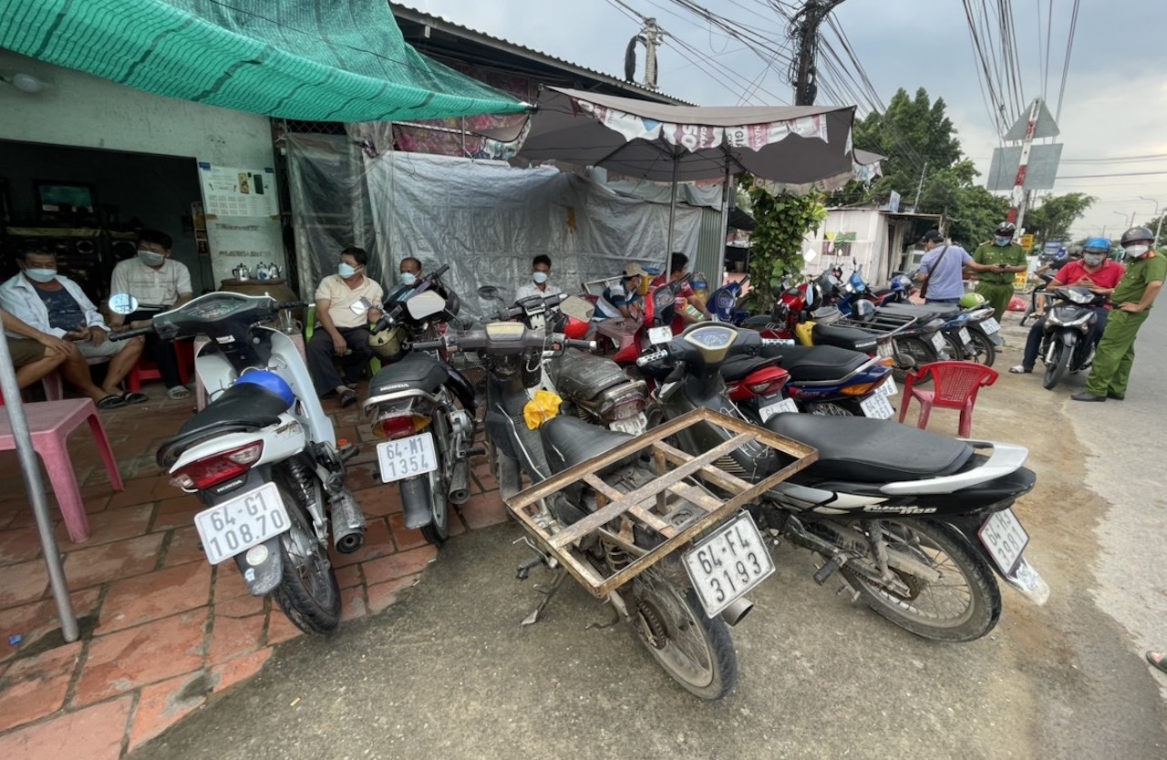 Canh sat bat qua tang 16 nguoi tu tap ca do o quan giai khat hinh anh