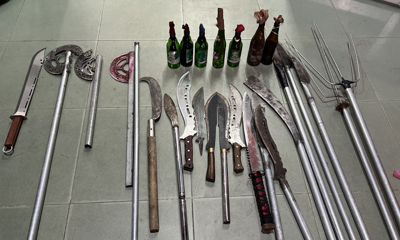 Nhom thanh nien su dung hung khi, bom xang de giai quyet mau thuan hinh anh