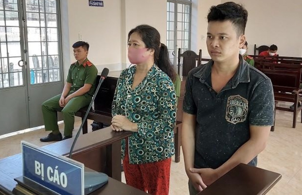 Con trai cung me linh an tu vi luu hanh tien gia hinh anh