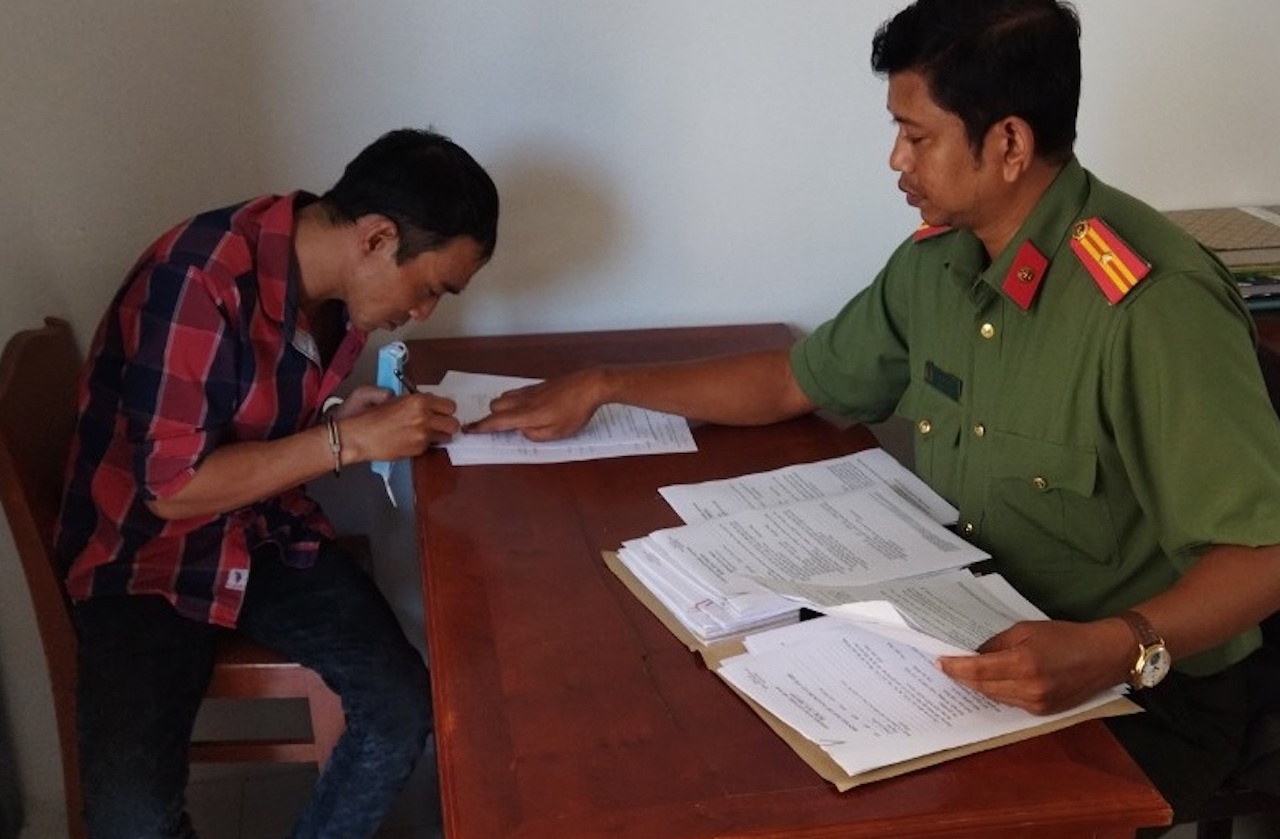 Mang sung phong than, nam thanh nien bi khoi to hinh anh