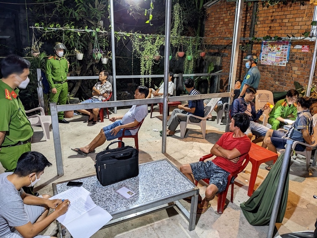 Canh sat pha 2 tu diem ca do bong da o Tra Vinh hinh anh