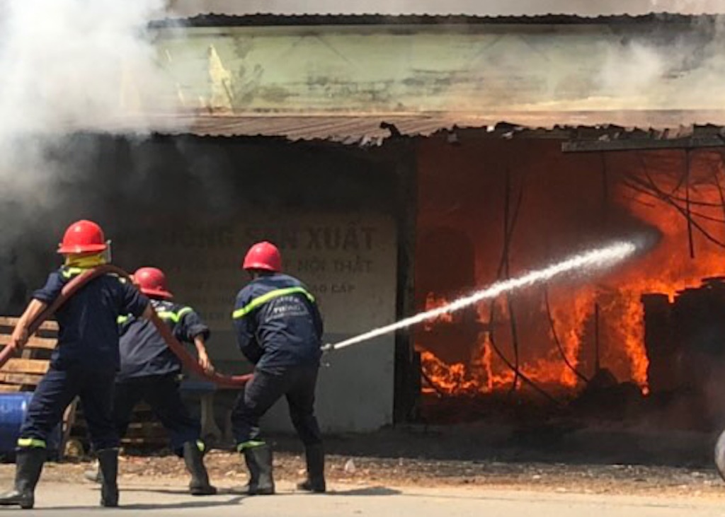 Hai tre em tu vong trong vu chay cua hang dien gia dung hinh anh