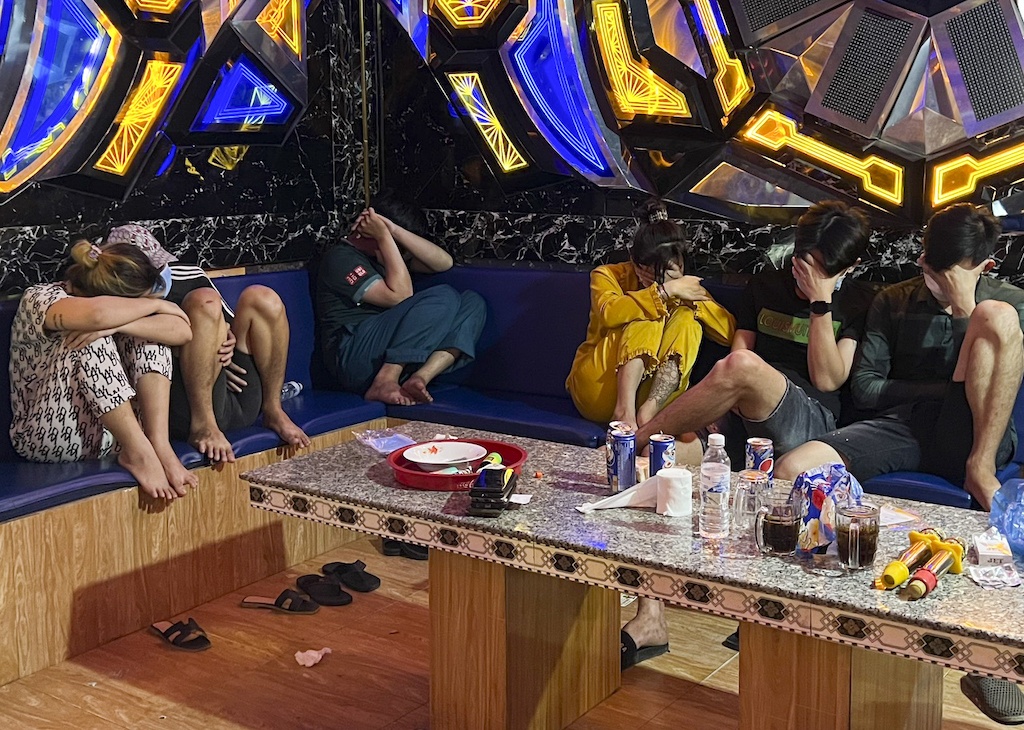 Nhom thanh nien nam nu bay lac trong quan karaoke hinh anh