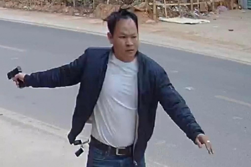 Vay rap trong dem nghi pham van chuyen ma tuy dung sung de tau thoat hinh anh