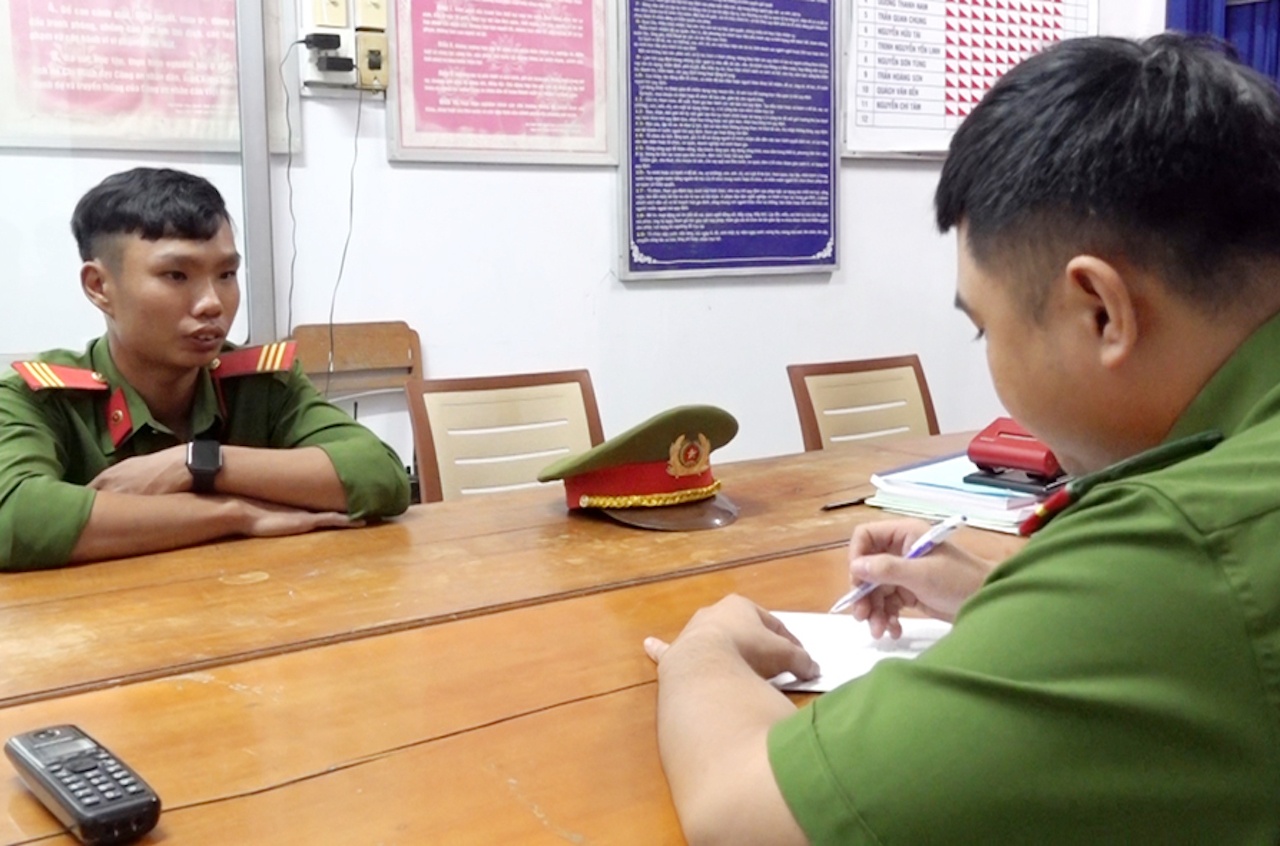 Gia lam cong an dan duong cho xe cuu thuong hinh anh