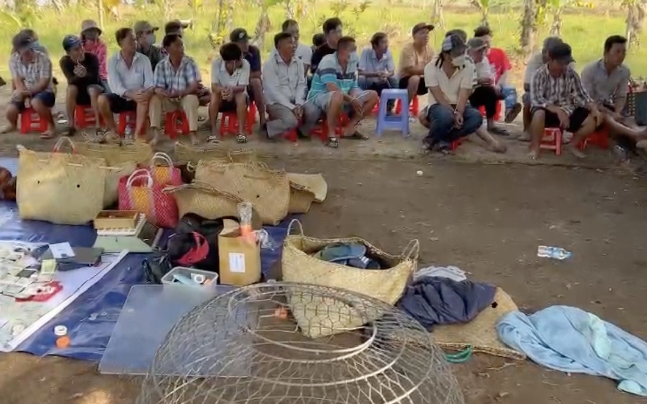 ​Canh sat dot kich soi bac o Vinh Long hinh anh