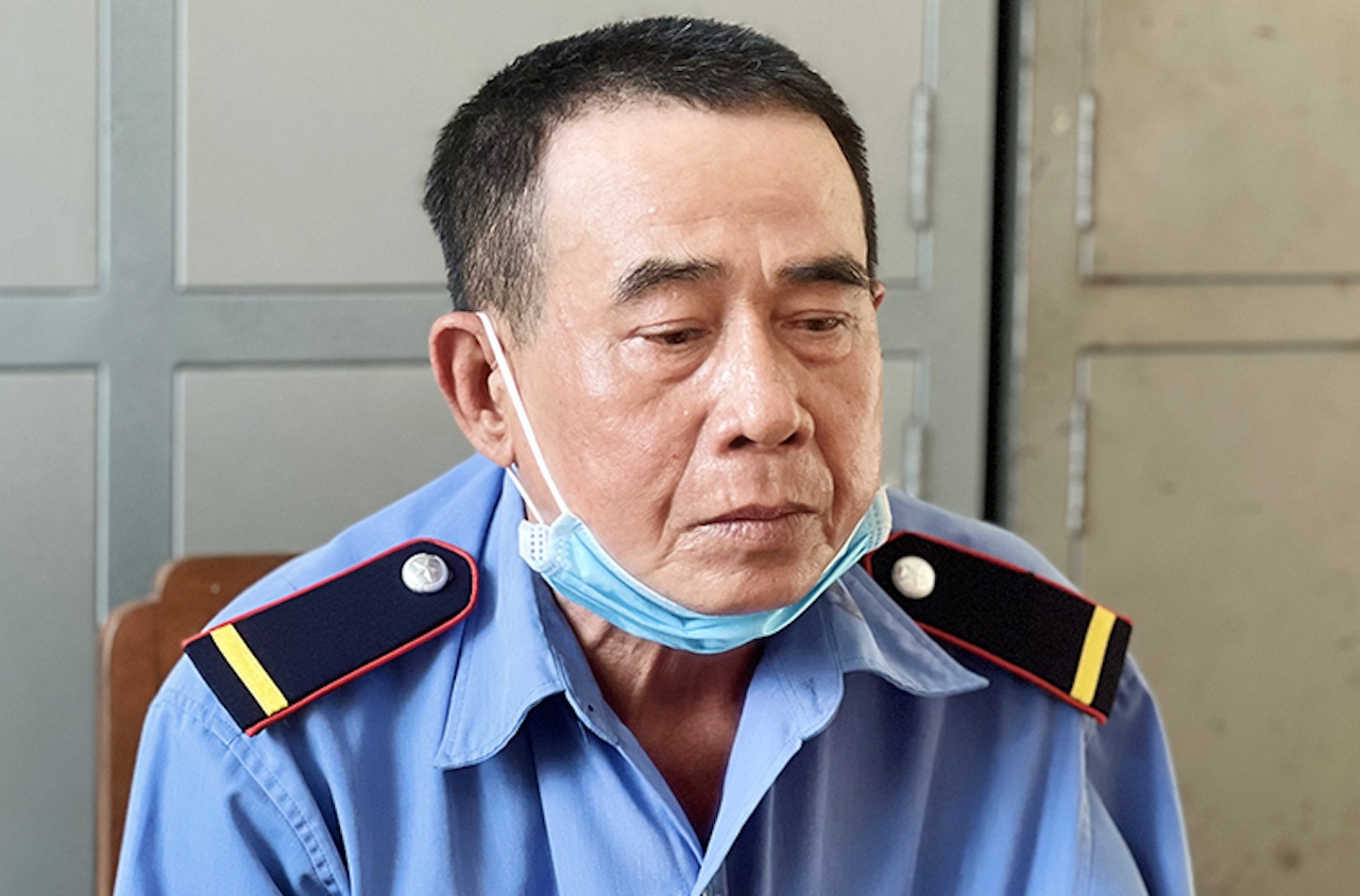 Bao ve quan my cay trom tien cua khach di mua vang hinh anh