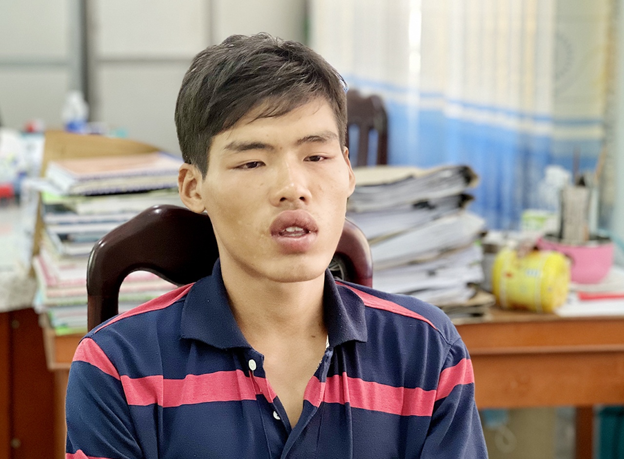 Co gai nga xuong duong khi bi giat day chuyen hinh anh