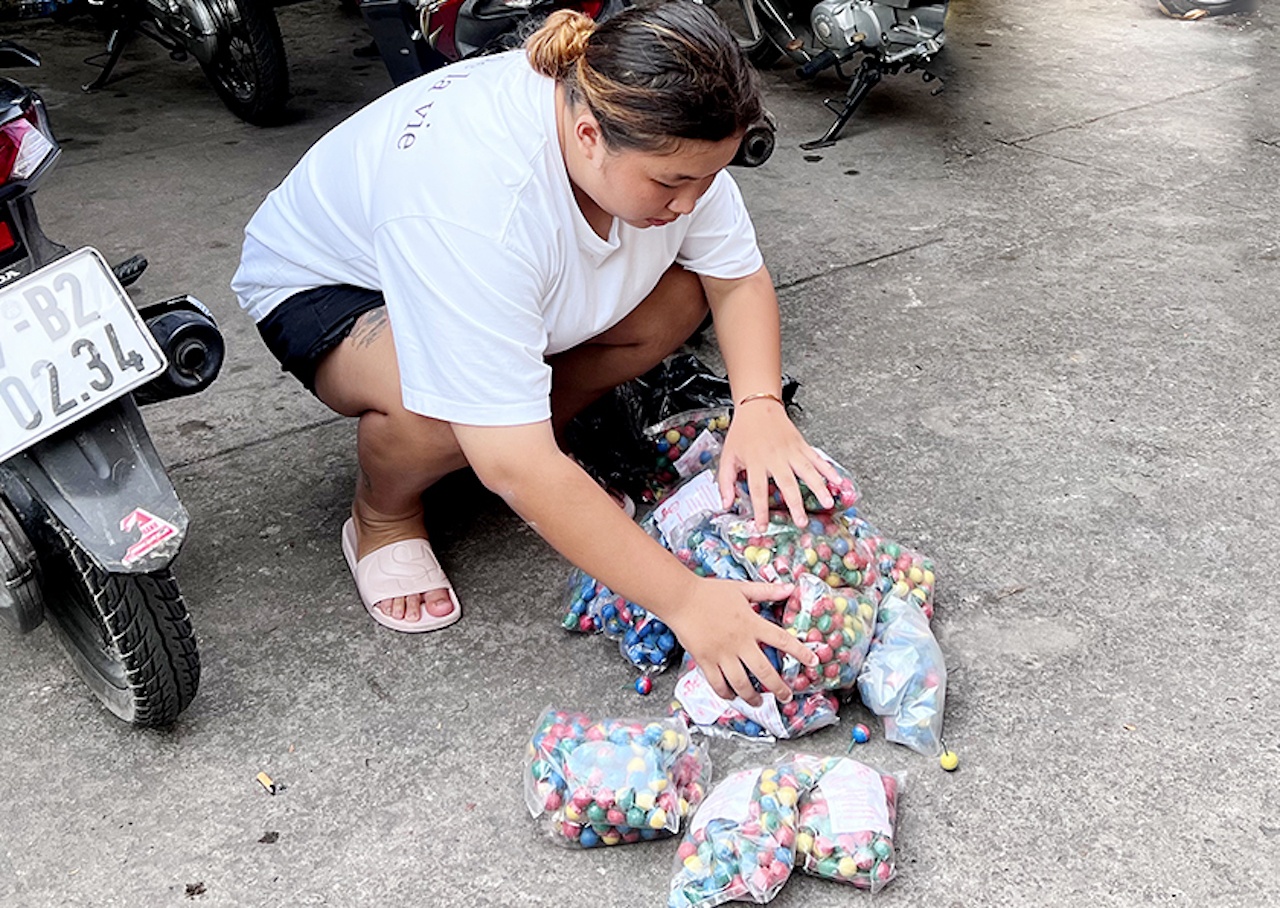 Co gai tre cho phao anh 1