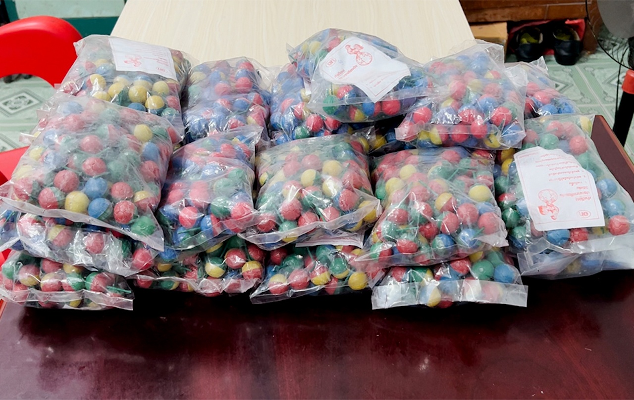 Co gai van chuyen 5,4 kg phao no hinh anh