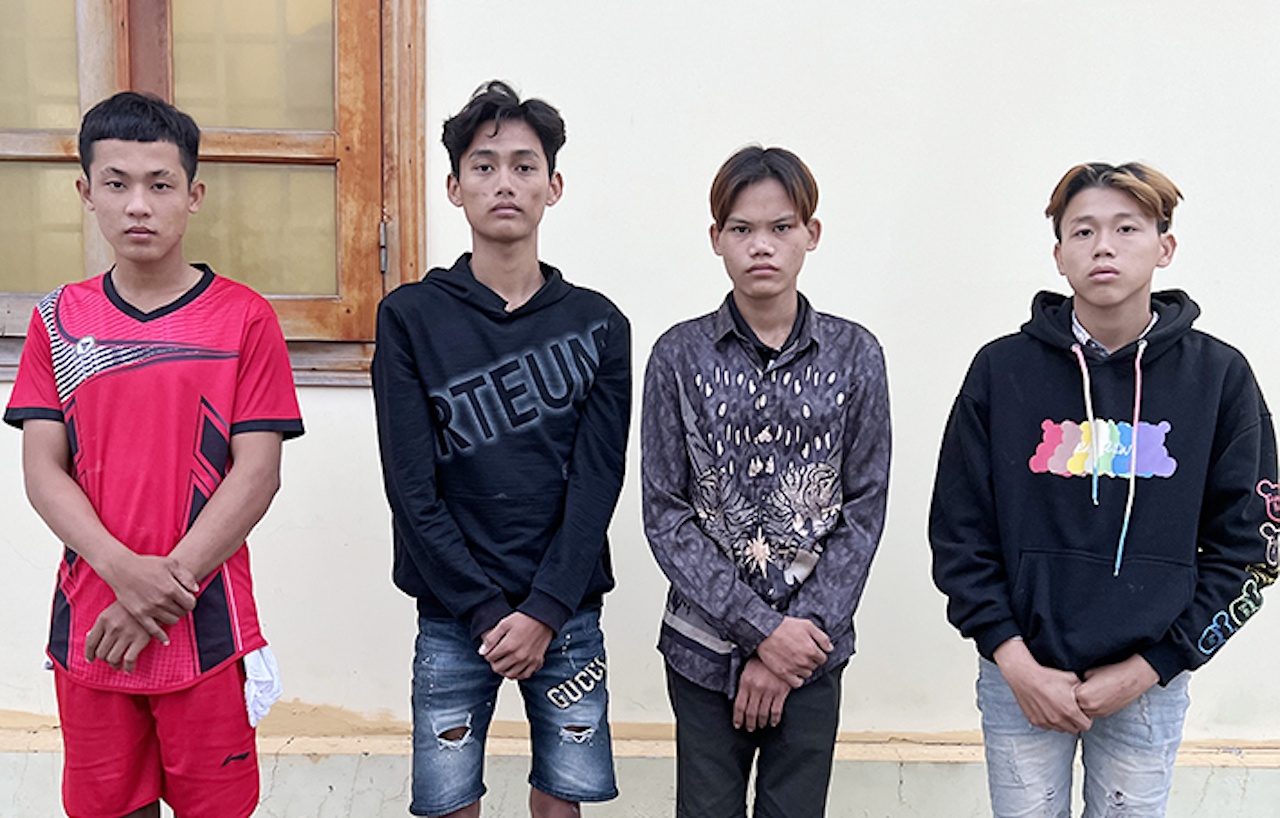 Cap vo chong bi cuop chan duong luc rang sang hinh anh