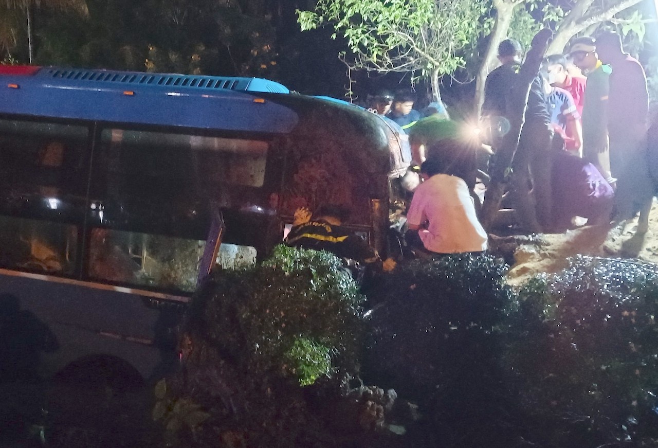 Xe khach lao xuong kenh nuoc, tai xe ket trong cabin hinh anh