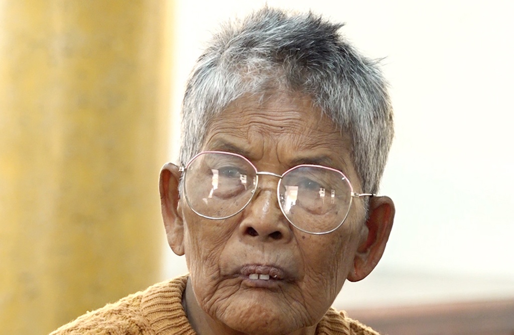 Truc xuat cu ba 86 tuoi van chuyen trai phep vang va USD qua bien gioi hinh anh