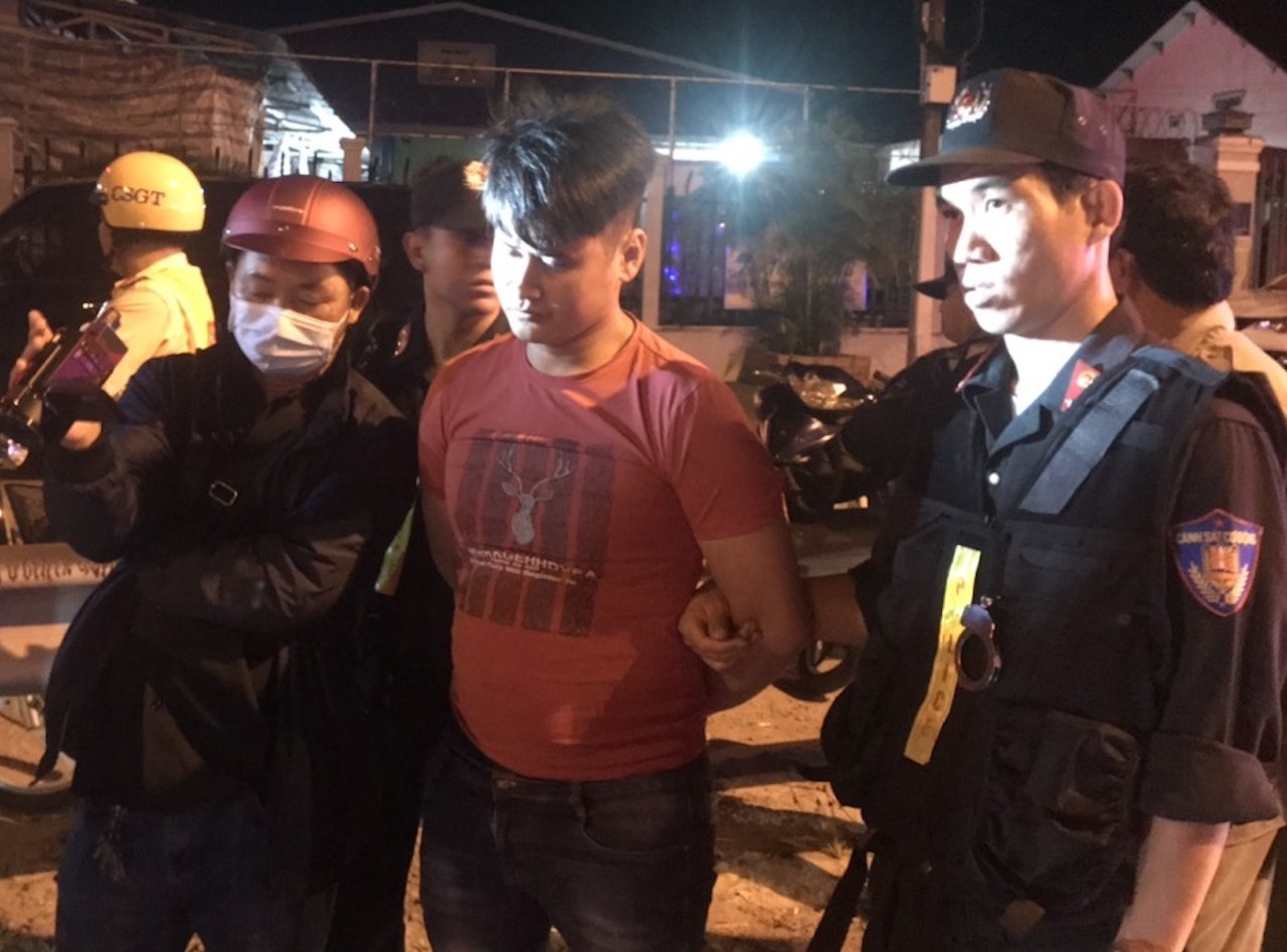 Nam thanh nien bi bat khi thue oto van chuyen ma tuy hinh anh