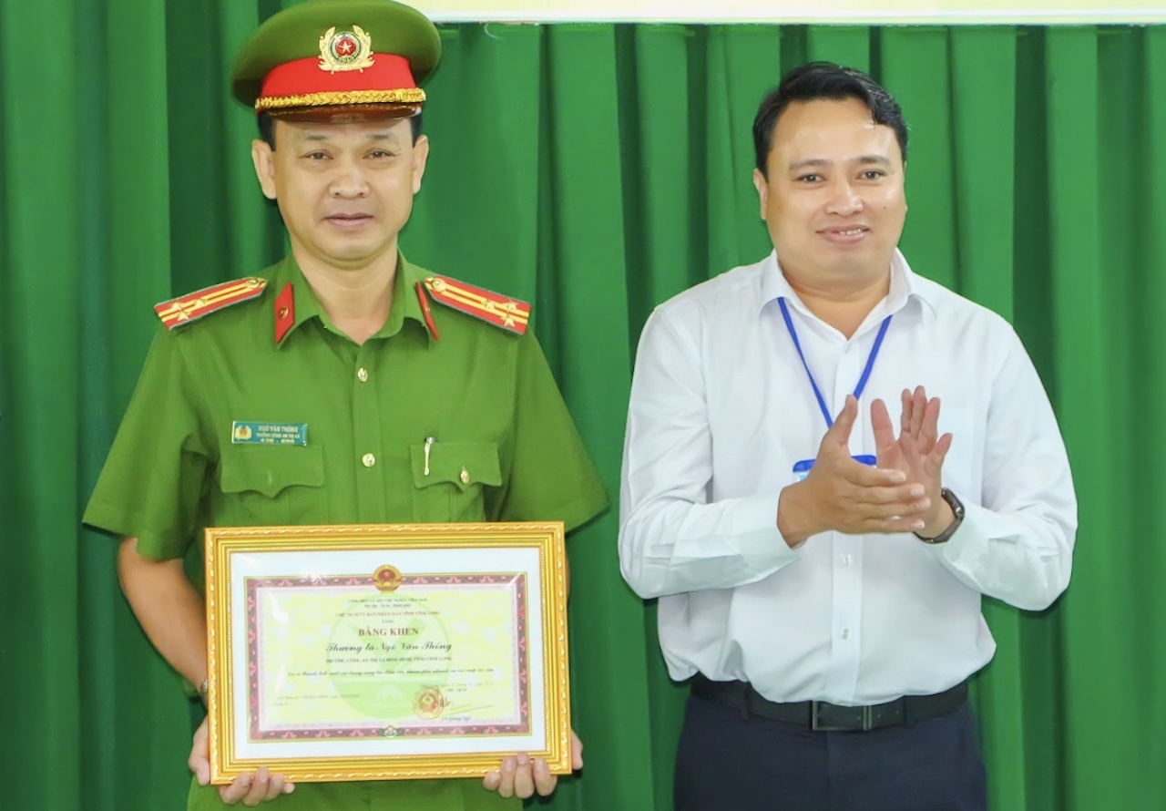 Khen thuong canh sat kham pha nhanh vu cuop tiem vang hinh anh