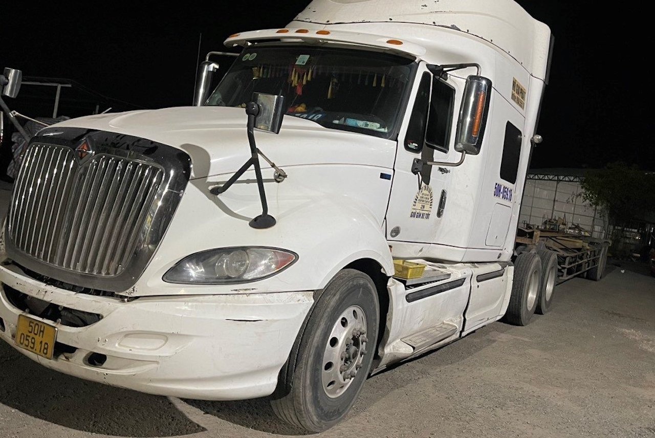 Bat tam giam tai xe khong cuu nguoi gap nan tren cao toc Trung Luong hinh anh