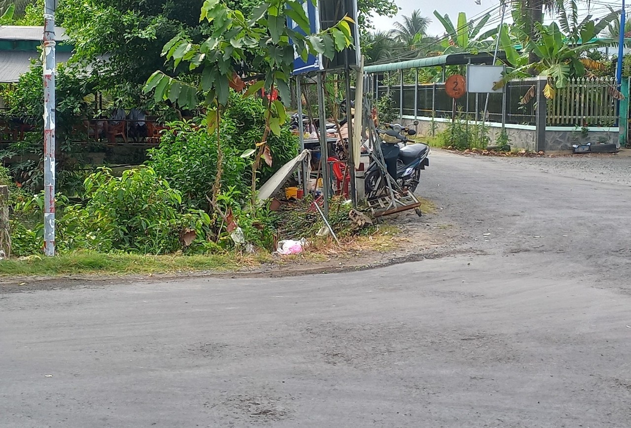 Co gai bi ban trai cu cam bua danh trong thuong hinh anh