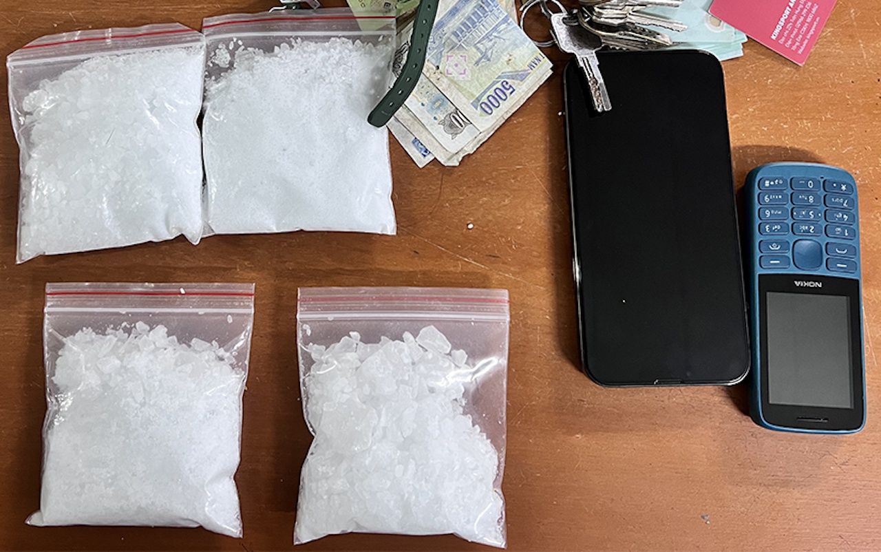 Canh sat bat nguoi dan ong lai oto di nhan ma tuy hinh anh