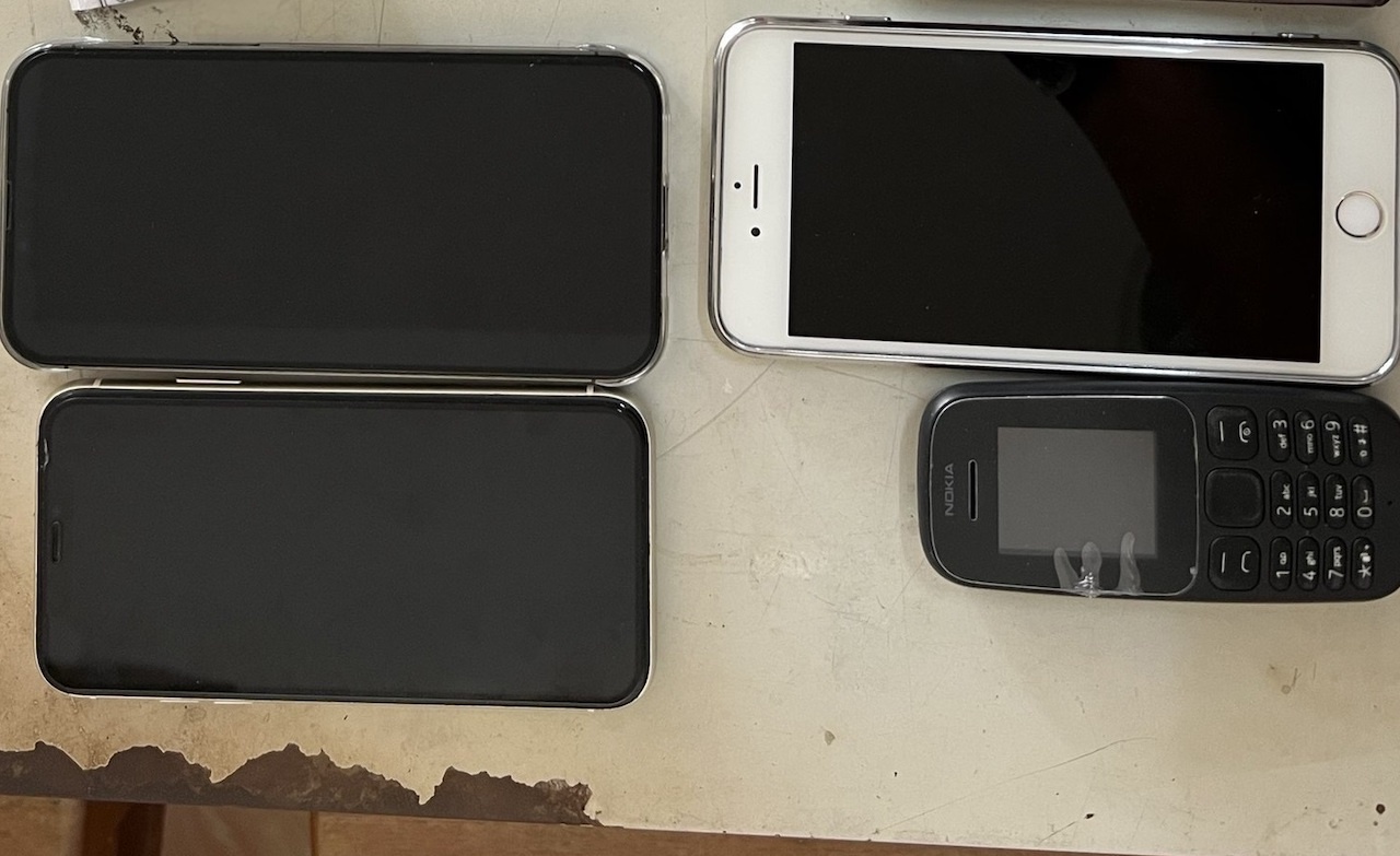 Dot nhap nha dan trom 3 dien thoai iPhone hinh anh