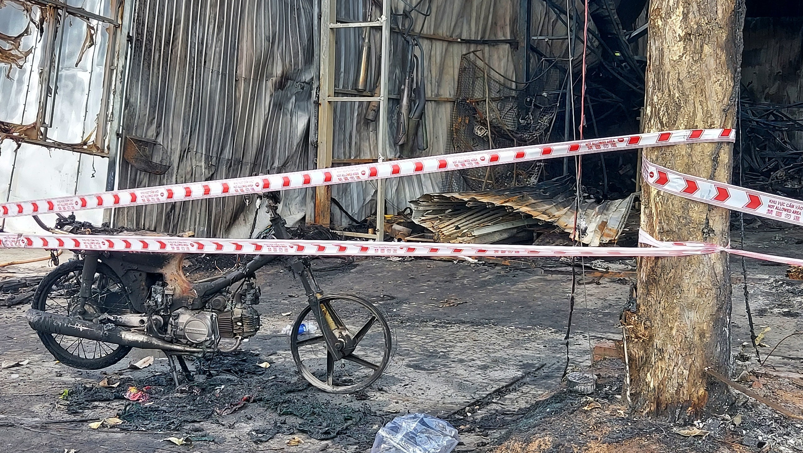 Hoa hoan thieu rui 3 can nha cung nhieu xe may hinh anh