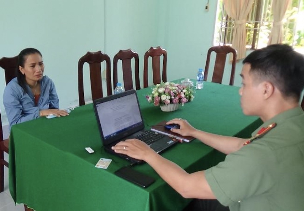 Nguoi phu nu vu khong, xuc pham cong an huyen hinh anh