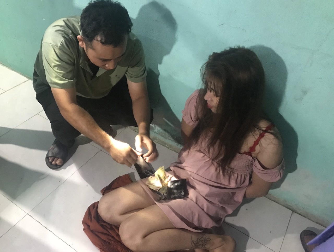 Mua ma tuy roi tu tap bay lac hinh anh