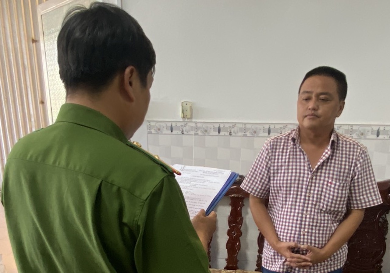 bat giam doc dang kiem anh 2