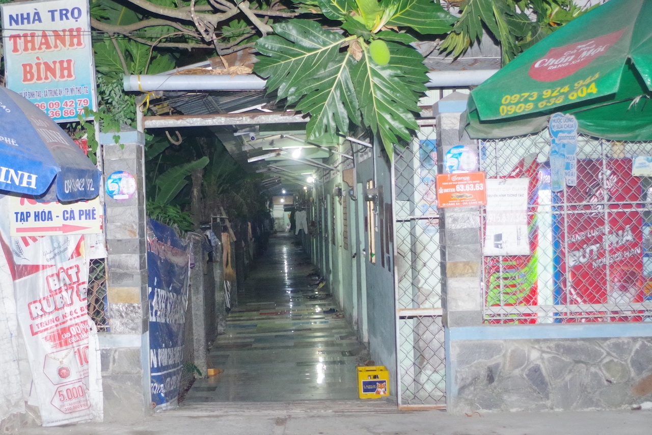 An mang trong tiec nhau tai phong tro hinh anh