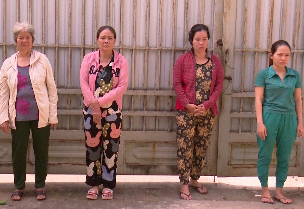 Bon nguoi phu nu bi bat giam vi danh bac hinh anh