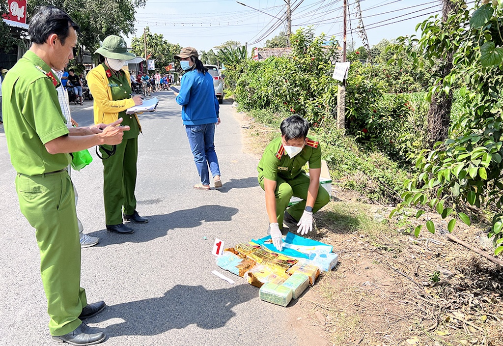 Vut hon 18 kg ma tuy xuong duong khi bi canh sat truy duoi hinh anh