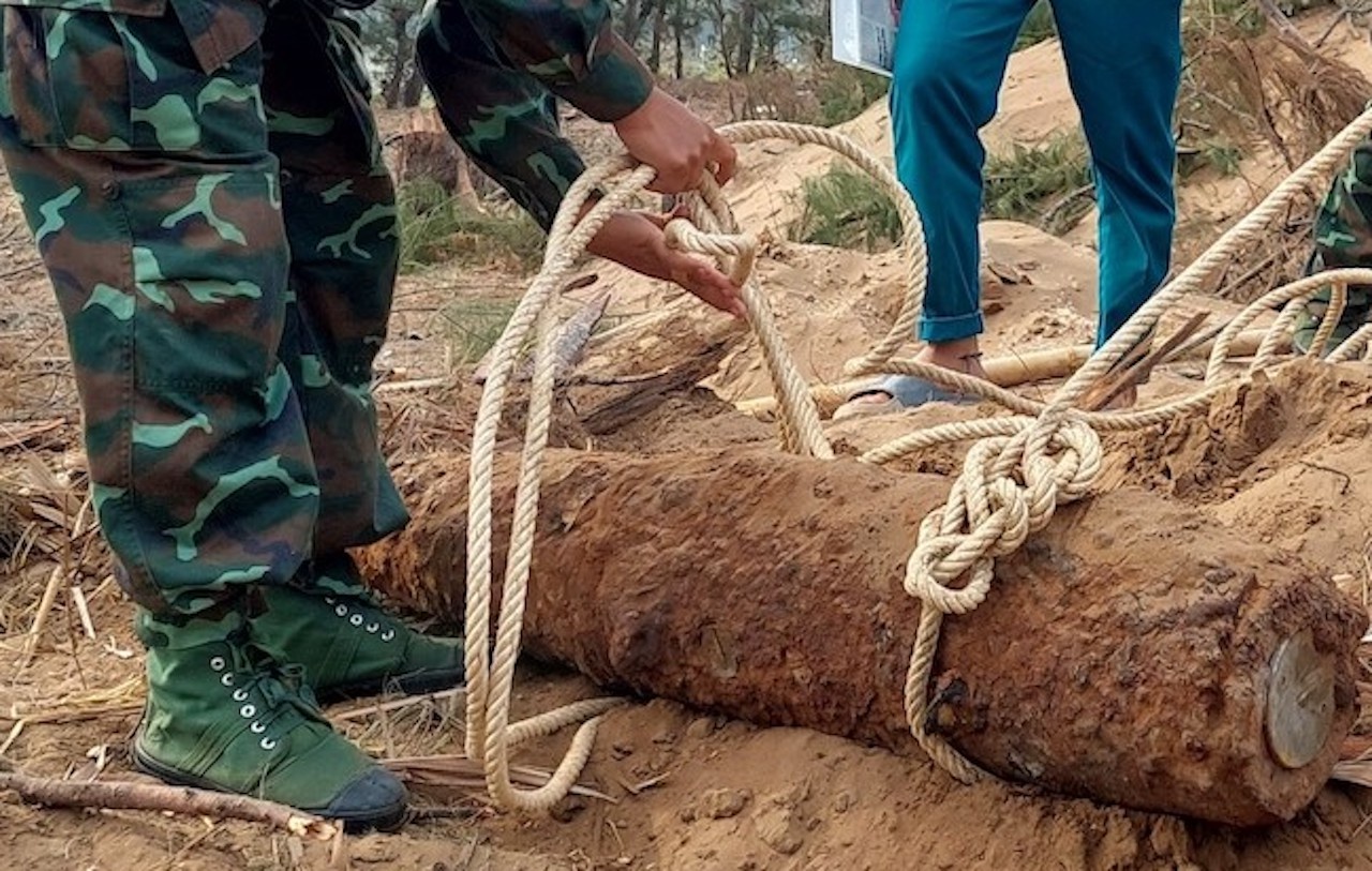 Phat hien qua bom nang 150 kg vui sau duoi long dat hinh anh