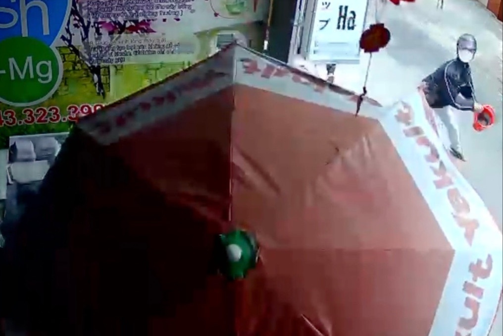 5 nguoi tat chat ban vao tiem banh kem o My Tho hinh anh