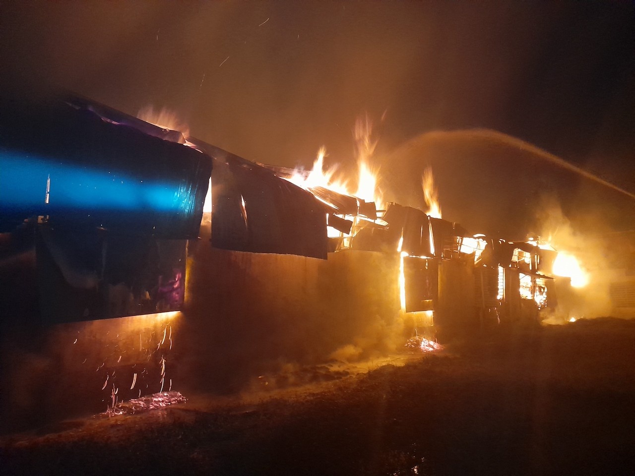 Xuong san xuat nhang rong 1.300 m2 boc chay hinh anh