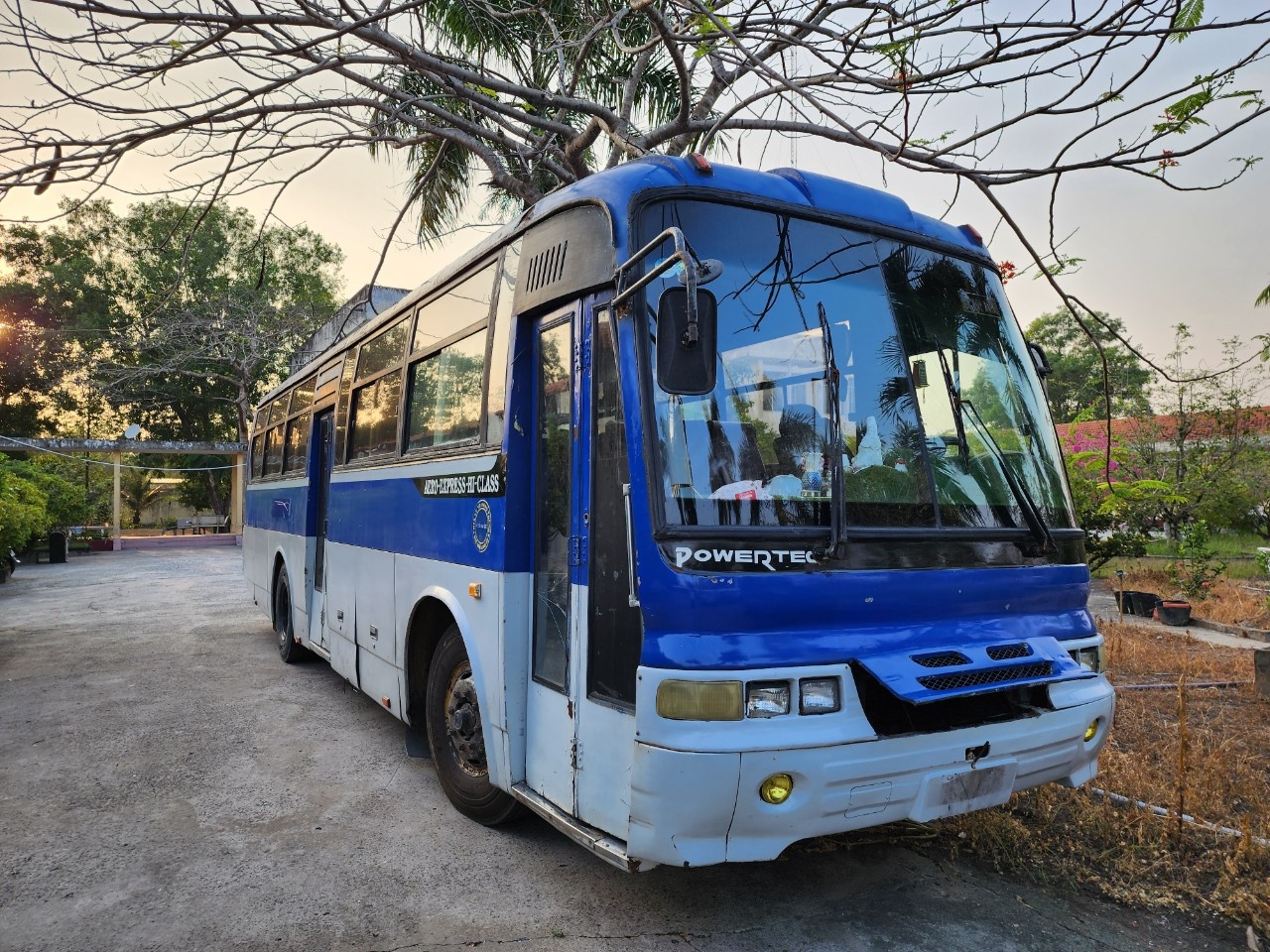 Trộm ôtô 49 chỗ ảnh 1 Trom oto 49 cho anh 1