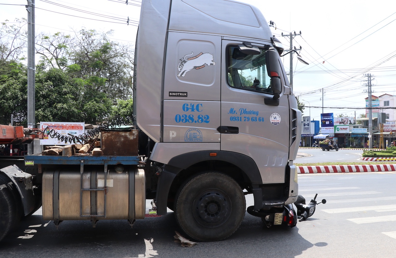 Thoat chet khi xe may bi cuon vao gam container hinh anh