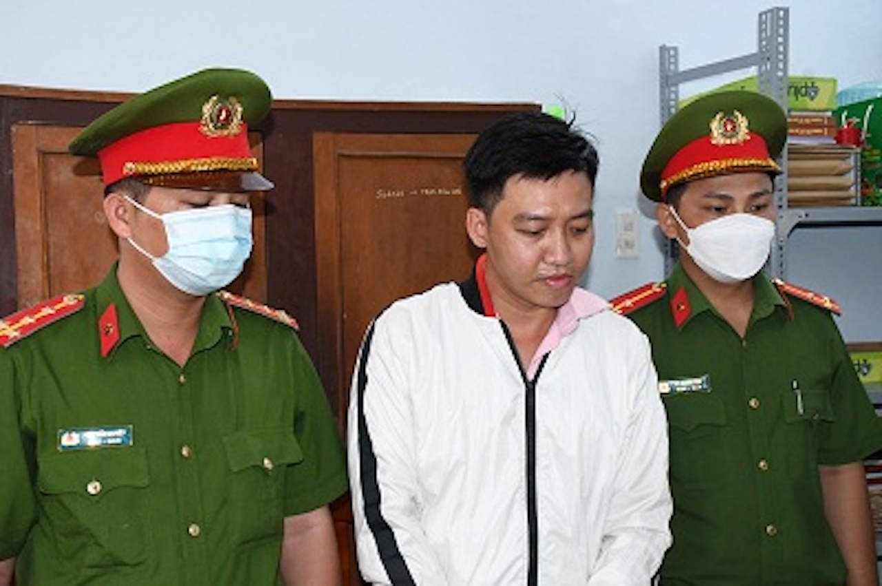 Nhan vien ngan hang lua hon 6 ty dong hinh anh