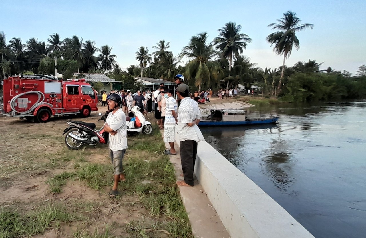 Phat hien thi the nguoi dan ong tu vong khi boi qua cong ngan man hinh anh