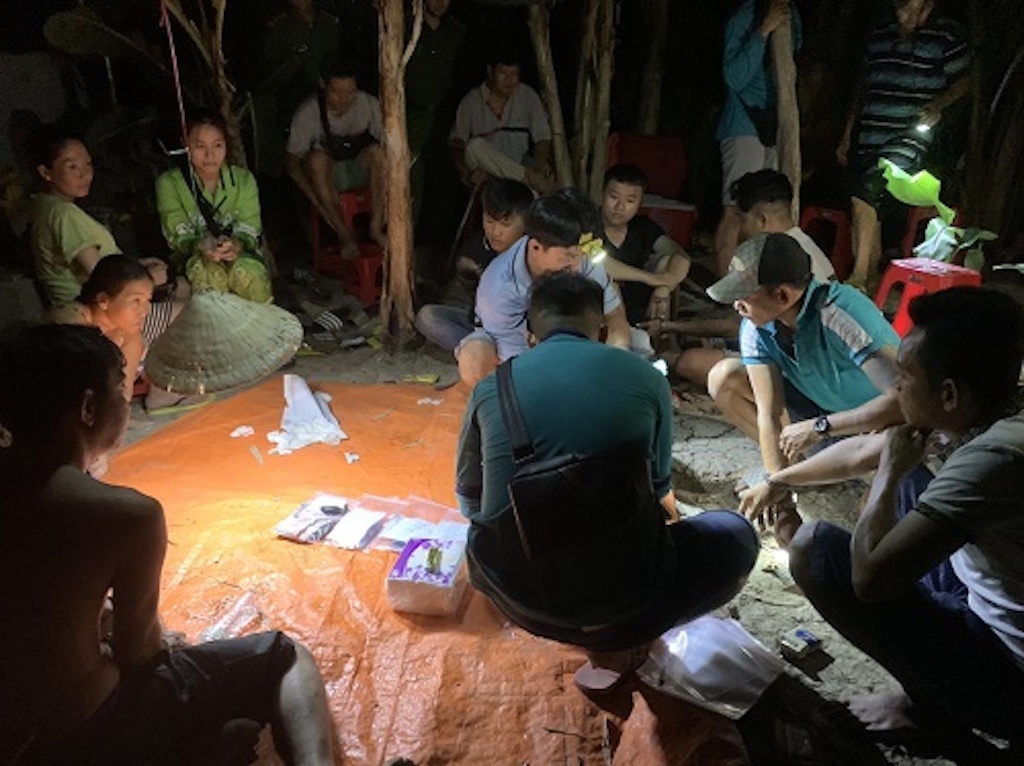 Nhom nguoi tu tap danh bac o vung bien hinh anh