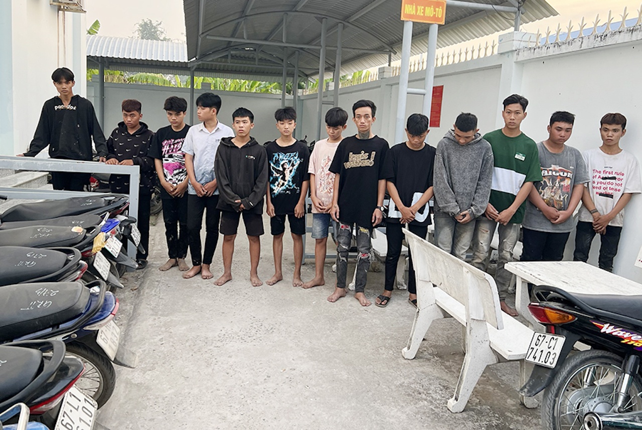 Cầm mã tấu nói chuyển ảnh 1 Cam ma tau noi chuyen anh 1