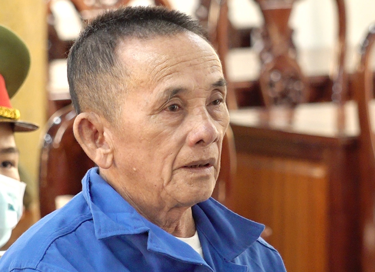 Ong lao 74 tuoi linh an tu vi hiep dam be gai hinh anh