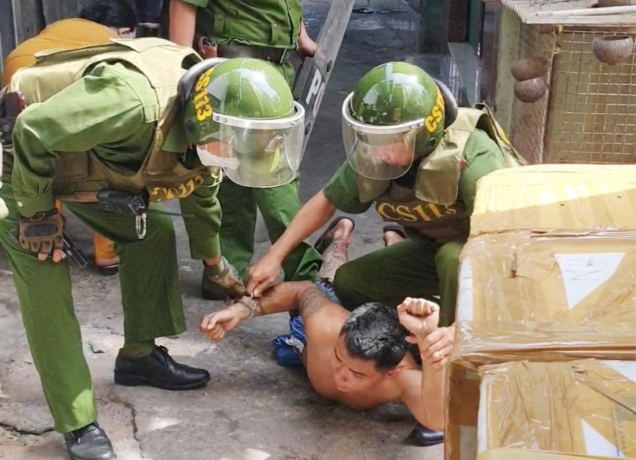 Canh sat khong che nam thanh nien ngao da dam cha thuong tich hinh anh