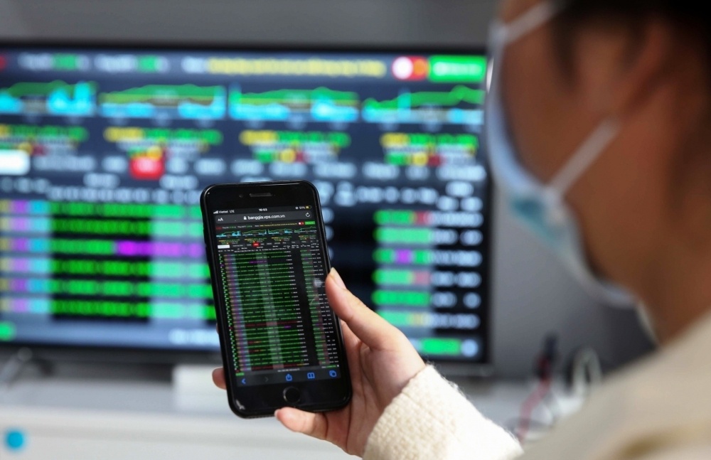 Mat tien ty vi bi lua dau tu tai chinh qua mang hinh anh