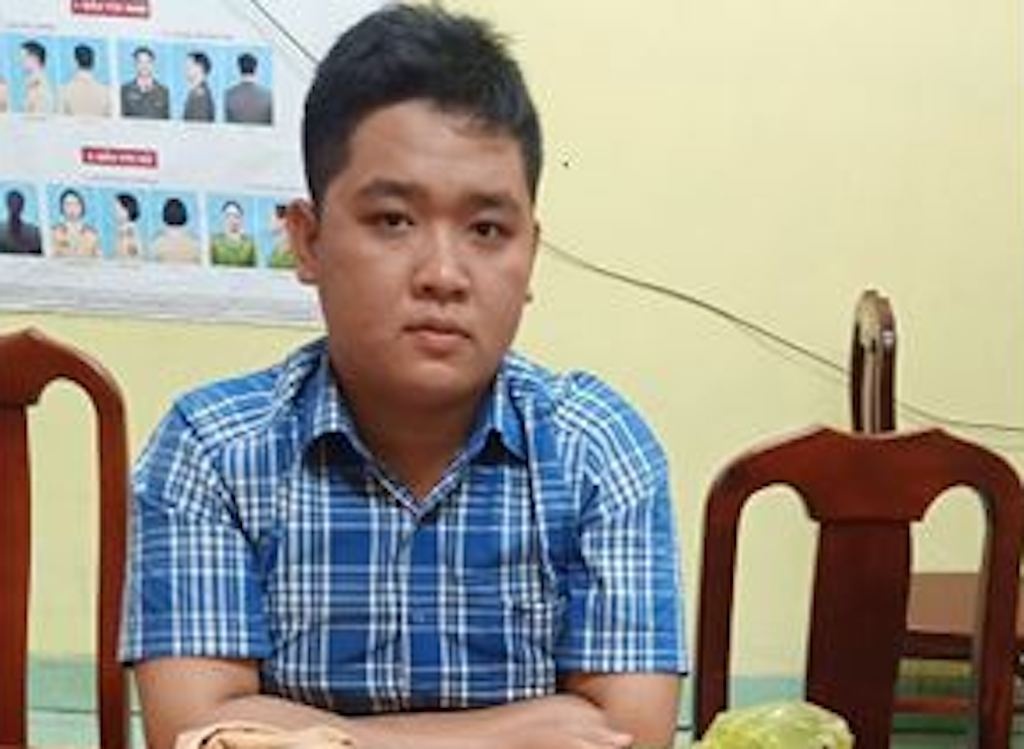 Gia danh canh sat de ra oai voi ban be hinh anh