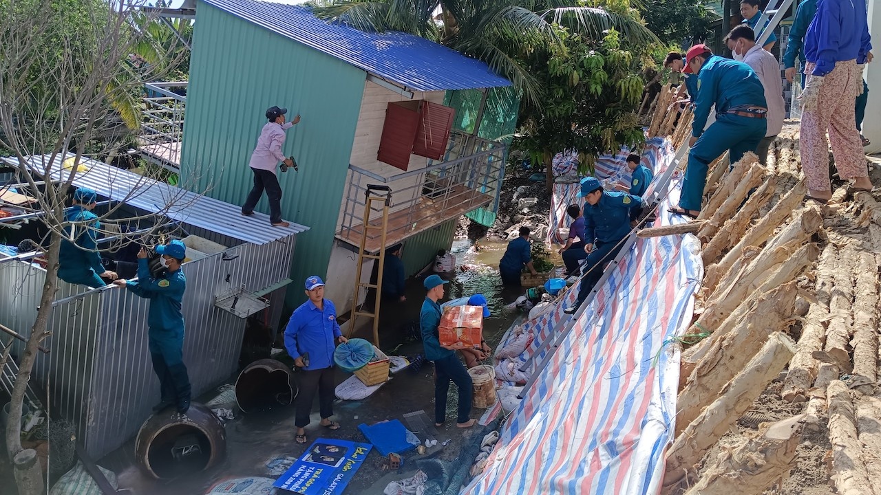 Sat lo duong kenh Doc Phu Hien, 10 ho dan bi chia cat hinh anh