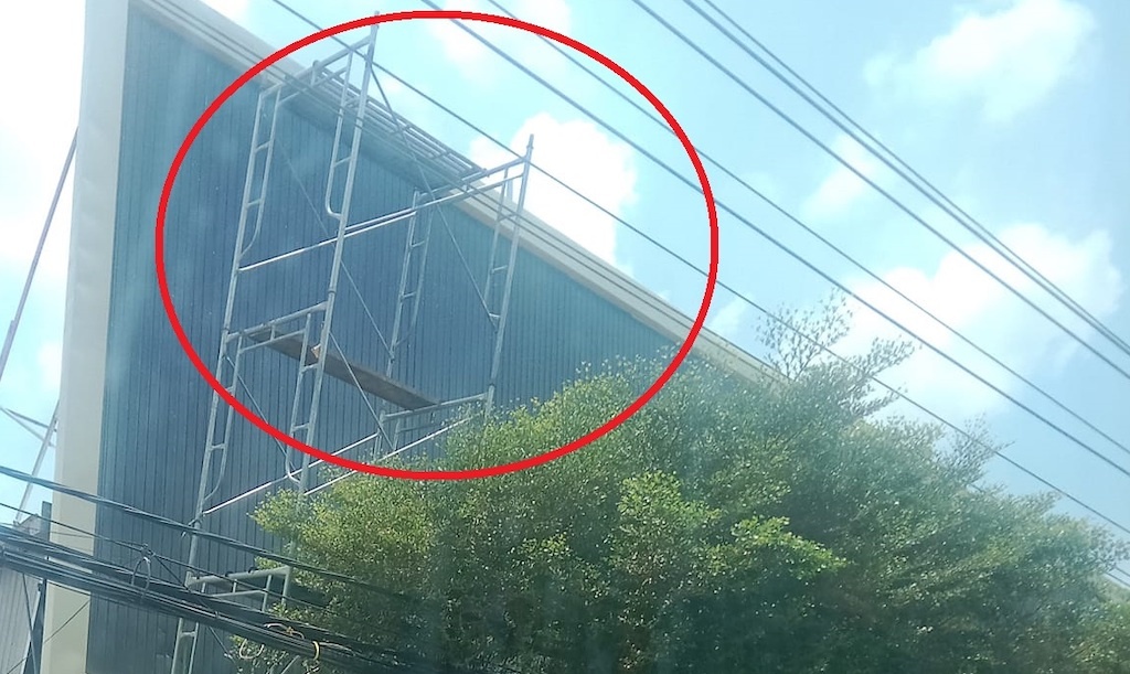 Hai cong nhan nga vao day dien trung the bat tinh hinh anh