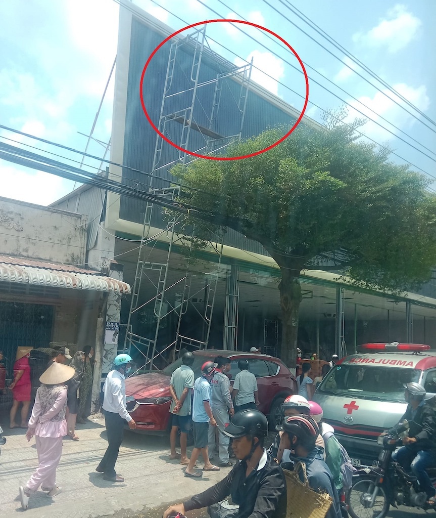 2 cong nhan nhap vien anh 1