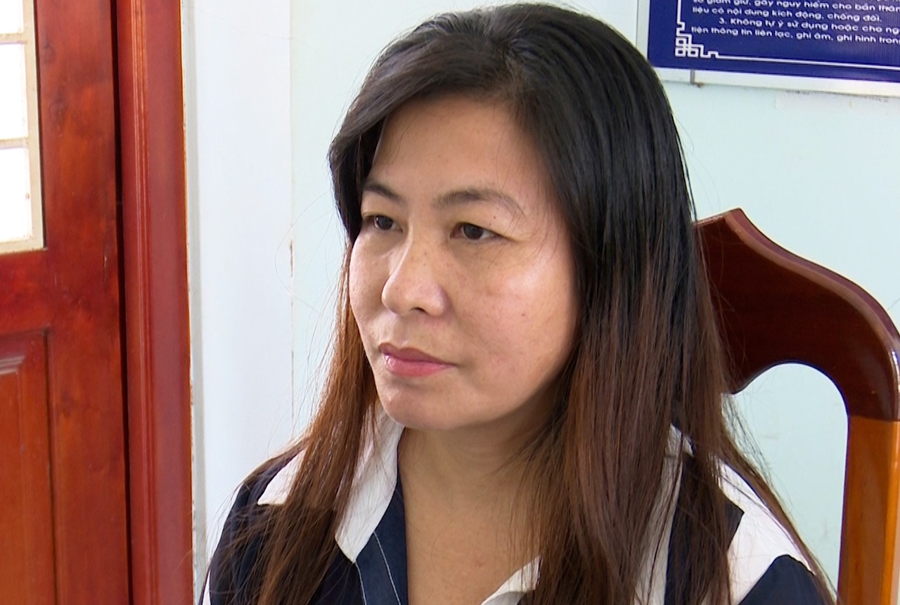 Nguoi phu nu trom tien trong tai khoan ban nhau hinh anh